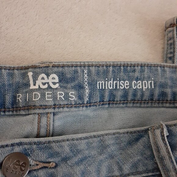 Lee Riders Women's Size 20M Light Wash Mid Rise Capri Denim Jeans - Picture 3 of 12